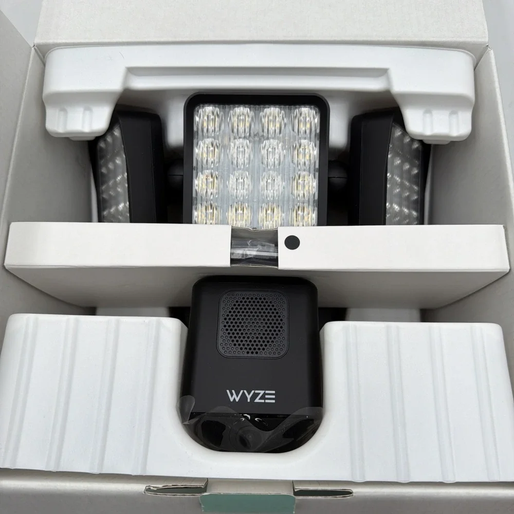 Wyze Cam Floodlight Pro BLACK 3000 Lumen LEDs 180° Wide View 2K HD Outdoor Wired